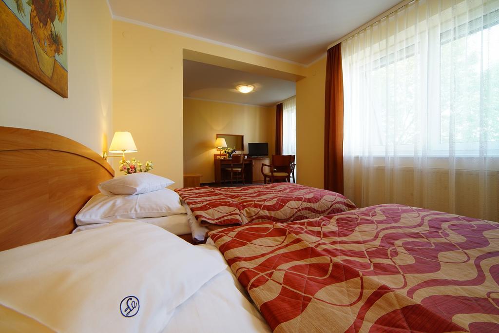 Hotel Feniks Poznan Exterior photo